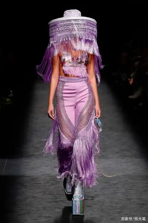 2020流行秀场创意时装设计,独特好看帽子造型,时尚民族风图案