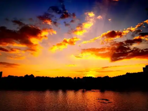 沾益夕照流光鎏金云霞