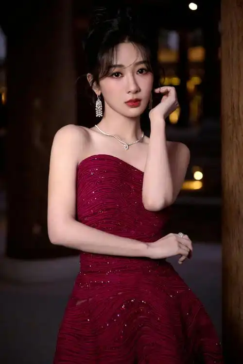 智族gqmoty年度人物盛典##gq红毯##杨紫酒红色抹胸裙