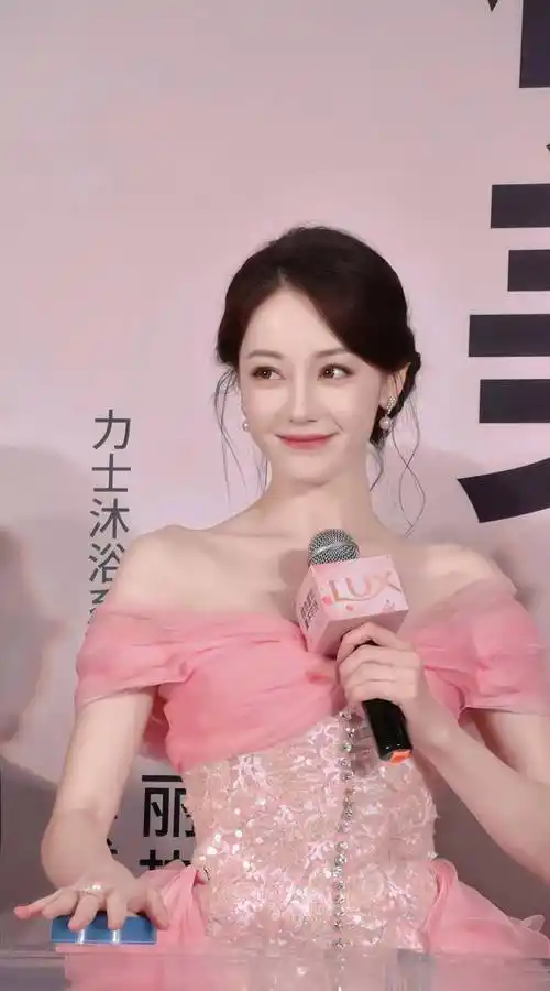 迪丽热巴元气桃桃妆惊艳,身穿高定粉色纱裙,锁骨美背白到发光!