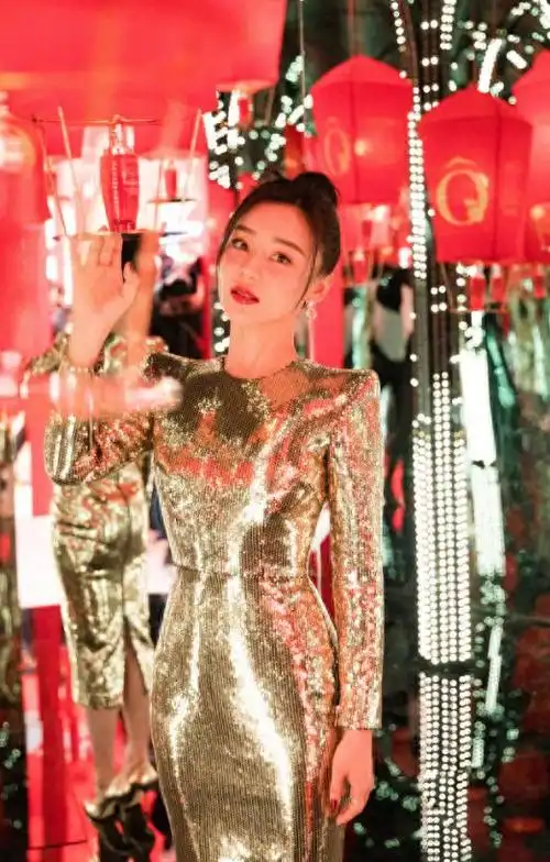 袁姗姗终于高调穿金色亮片紧身连衣裙出席活动气质身材太出众