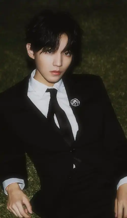 银蓝光影中的王俊凯,像是漫画中打破任意门走出来的轻熟禁欲系贵棺佑