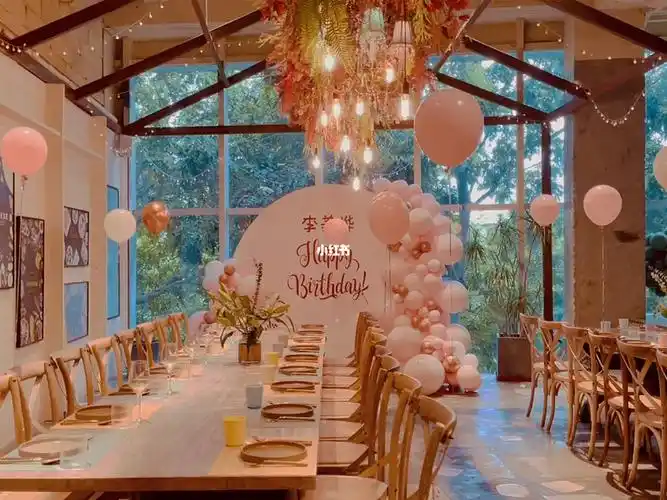 深圳西餐厅包间生日派对布置浅浅的粉色系