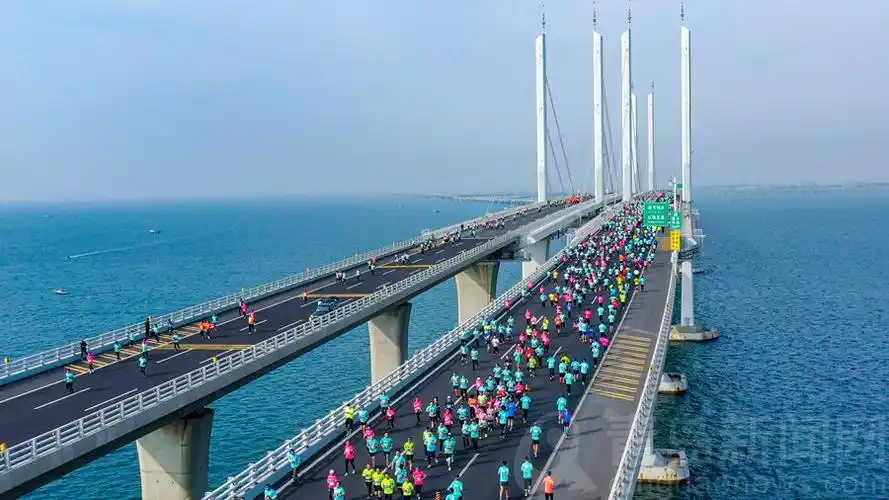 青岛海上马拉松颜值高 海天之间奔跑画面真美