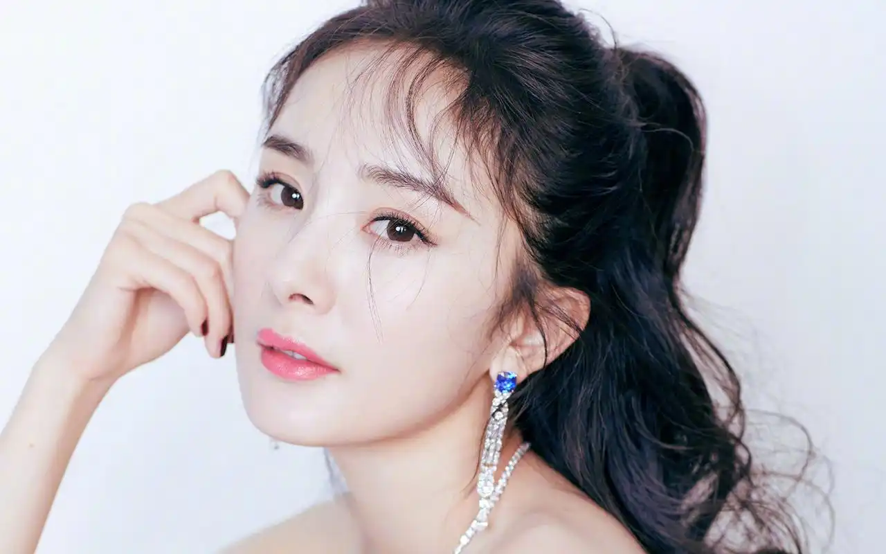 杨幂气质性感高清桌面壁纸