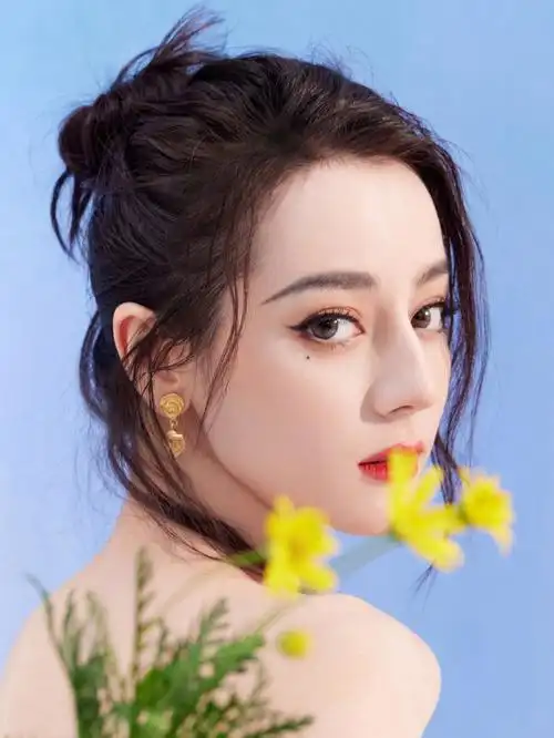 迪丽热巴彩色碎花裙