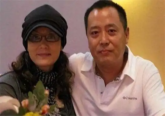 为娶主持人王小丫,与影后潘虹离婚,今潘虹"报复"堪称