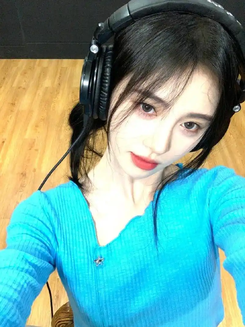 鞠婧祎身穿蓝色上衣,加上俏皮的表情,很是可爱,耳麦的点缀,更显脸型