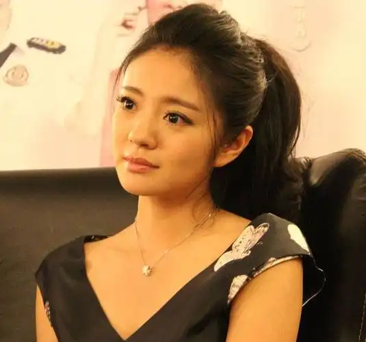 安以轩早期出席活动,戴"墨镜"亮相,这笑容也太让人着迷了吧!