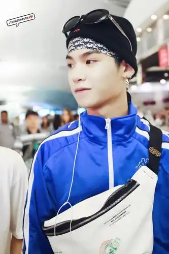 黄明昊justin蓝发