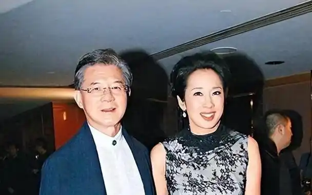 曝65岁朱玲玲离婚再次净身出户,她的一辈子都在为长子霍启刚铺路