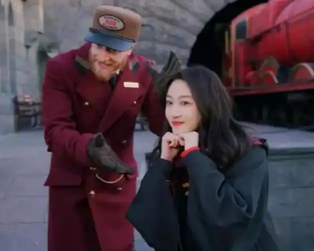 关晓彤早年泳衣照曝光扎双马尾对镜头抛媚眼鹿晗眼光真够毒辣