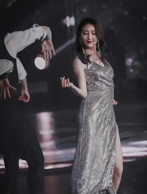 王鸥的这套鱼皮开叉裙又美又性感,舞台热舞太迷人了