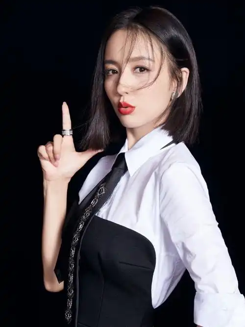 波波头搭拼接色连衣裙亮相活动,减龄时髦|佟丽娅|发型|时髦_新浪新闻