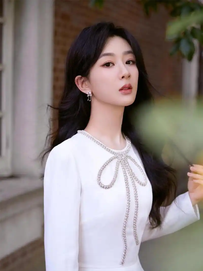 杨紫活动穿搭 盎然中闪耀的温润珠光,是纯白的悸动,是初秋的温柔.