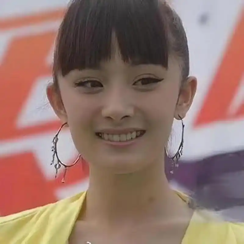 杨幂早期的旧照 应该是没整过,和小时候一个样,只不过小时候没长开,大