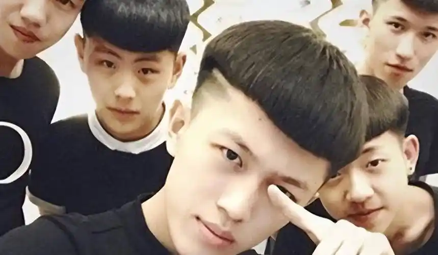 会脑补一波穿搭:豆豆鞋,紧身衣,紧身裤是标配,同时发型也要精心整理