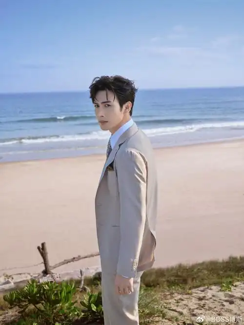 boss大中华区品牌大使@张彬彬vin身着春夏#boss臻品系列#经典米色单