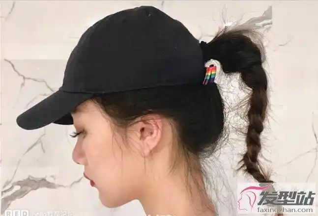 戴棒球帽怎么扎头发图 简单好上手一看就会的棒球帽发型_发型站_最新