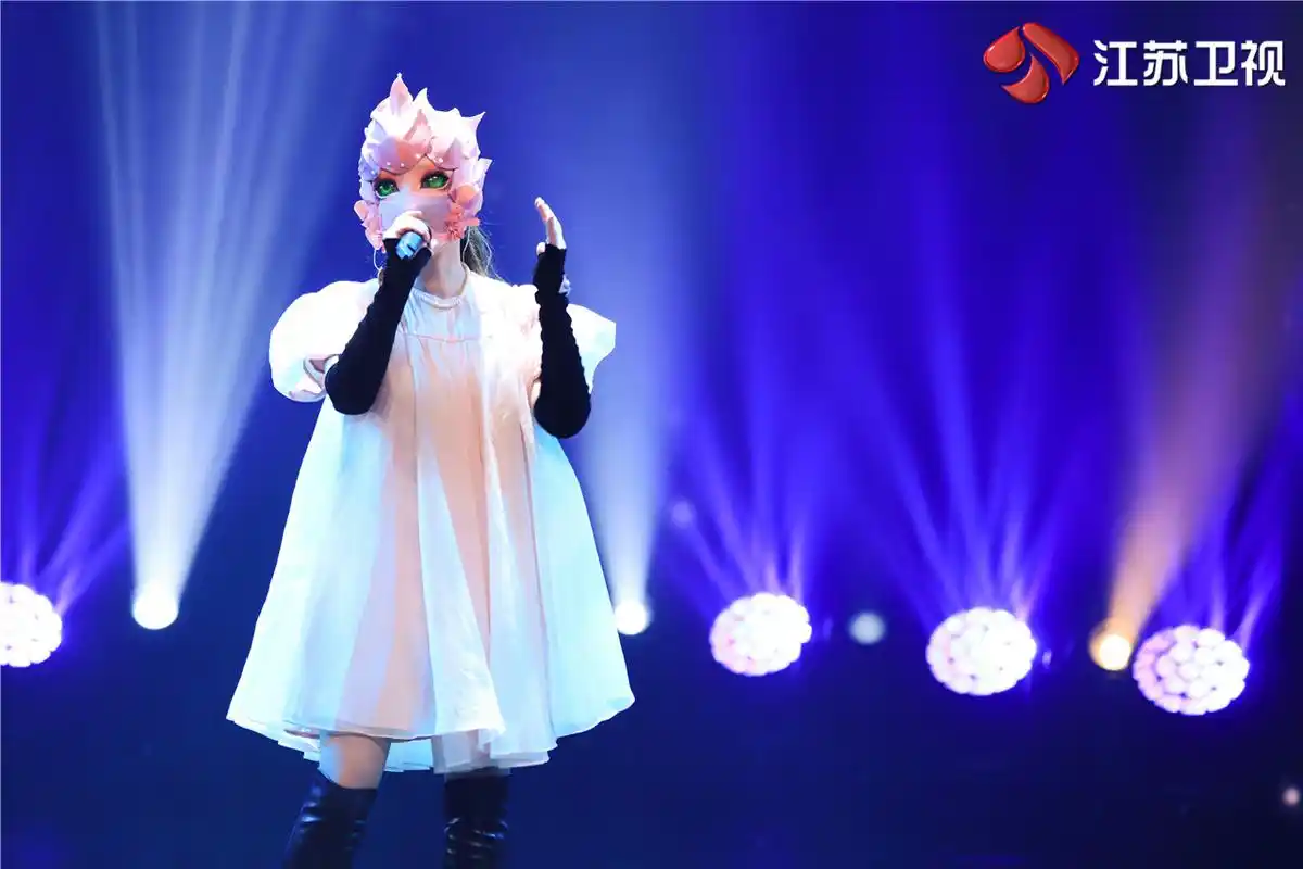 蒙面唱将猜猜猜三栖女神惊艳登场猜评团齐秀螃蟹舞