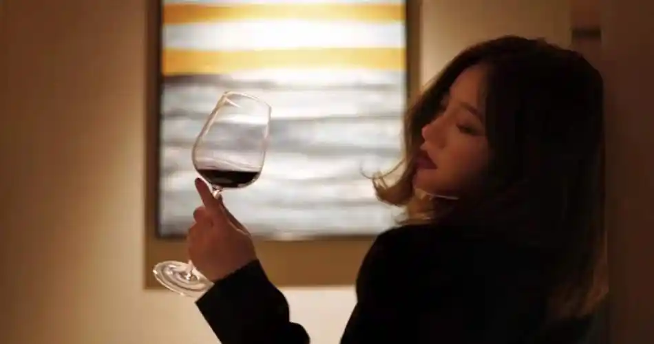女生手握酒杯伤感图片,一只手拿酒杯图片伤感