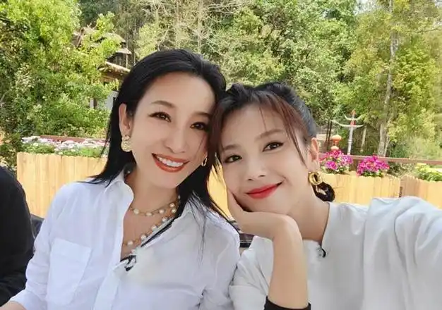 刘涛同框秦海璐!卫衣搭金耳环真美,林峯娇妻穿破洞裤长腿似超模