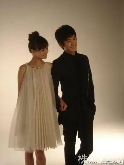 张翰暧昧送郑爽生日祝福 两人现身机场被拍/组