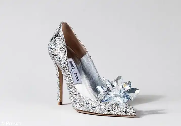angelababy和黄晓明大婚当天,穿的婚鞋就是这双"水晶鞋".