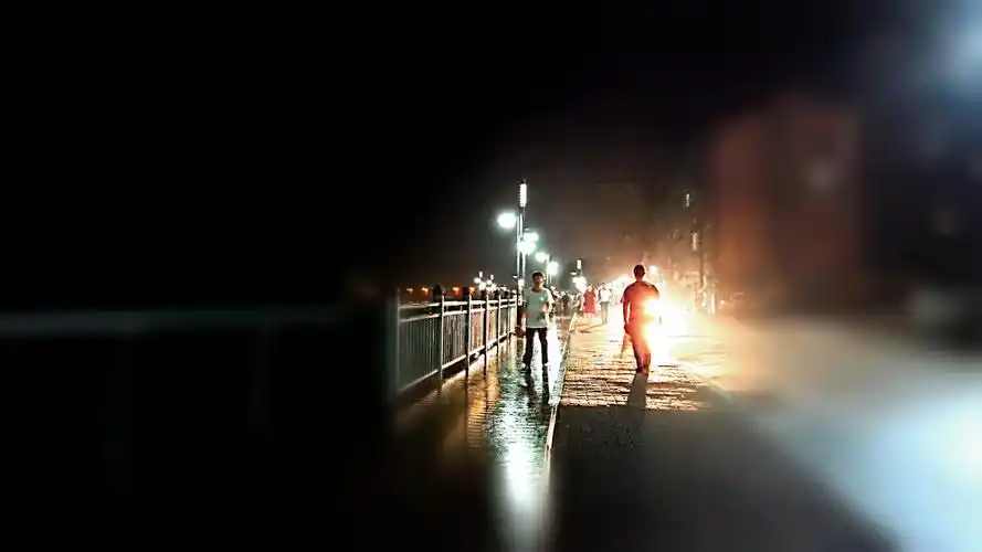 时间渐晚,一个人走在路上,夜景匆匆,路人匆匆