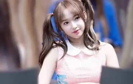 "宇宙少女"程潇"时尚过猛",年仅22岁,身材就不输柳岩!