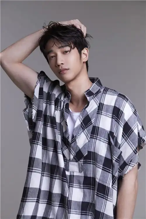 刘以豪首张ep《u》开启生日预购 绘制"for u分享对卡"为u献声