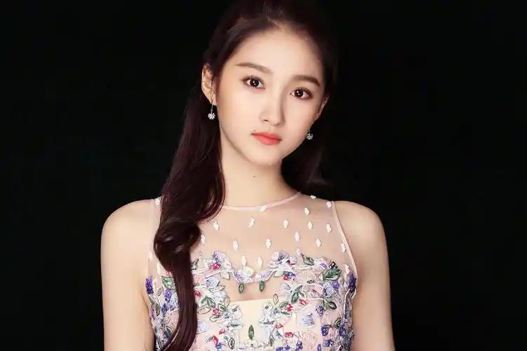 关晓彤大口吃炸酱面全然不顾观众看法观众却注意到了身后照片