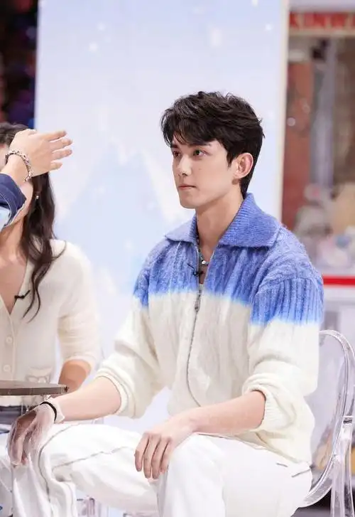 240128吴磊玩转泼水游戏和足球技巧展现活力魅力捕获万千粉丝心