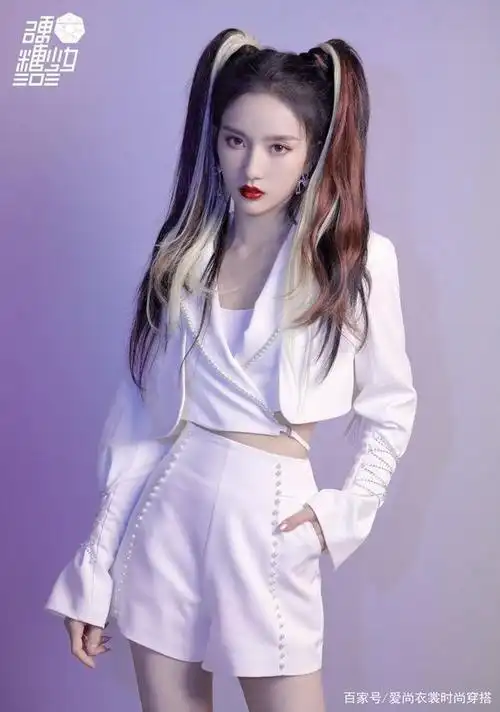 刘些宁最新活动造型,刘些宁挑染双马尾,气场全开