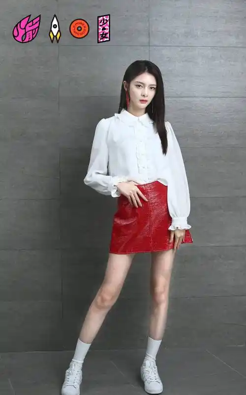 原创傅菁也太勾魂白衬衫搭包臀皮裙秀筷子腿身材媲美超模