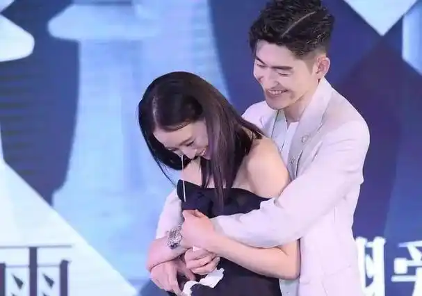 张翰的新剧《东八区的先生们》被刷屏了,这部剧在张翰嘴里可是所谓的