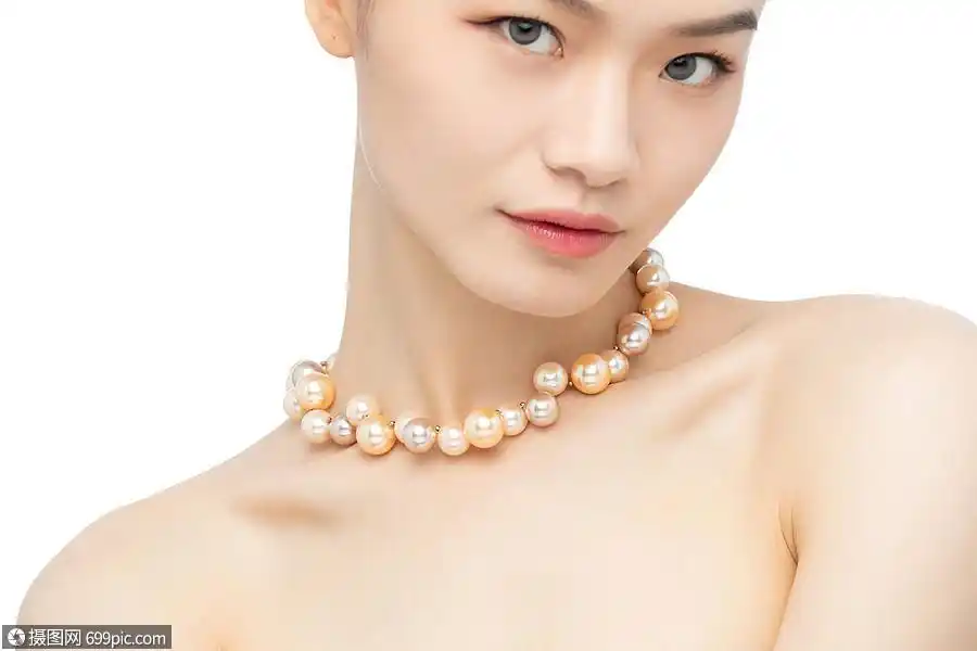 美女戴着珍珠珠宝项链
