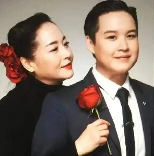 恬妞:两次离婚,65岁仍单身,女儿打扮男性化,为护母成同性恋