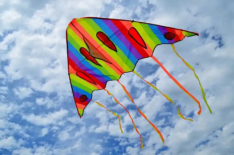 大的彩色风筝在蓝色的天空中图片