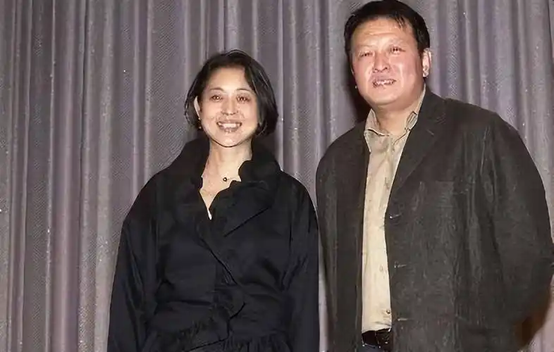 老公杨亚洲穿搭:深色西装外套内搭浅咖色衬衫,翩翩君子风倪萍与丈夫的