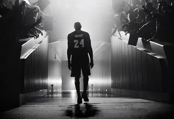 地铁站更名"科比站",绿军赠科比一块地板