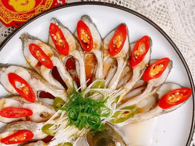 别看孔雀开屏的造型如此精致美观,其实做法是超级简单的,重点就在切鱼