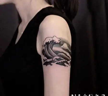 手臂个性黑灰海浪纹身图案