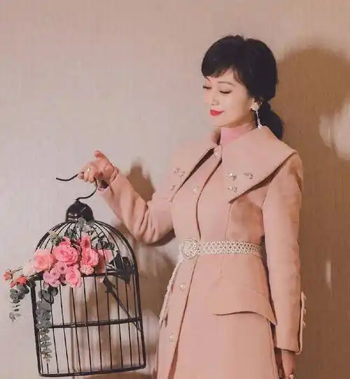 67岁赵雅芝晒健身照,"逆天"长腿太吸睛,体重30年未超过95斤!