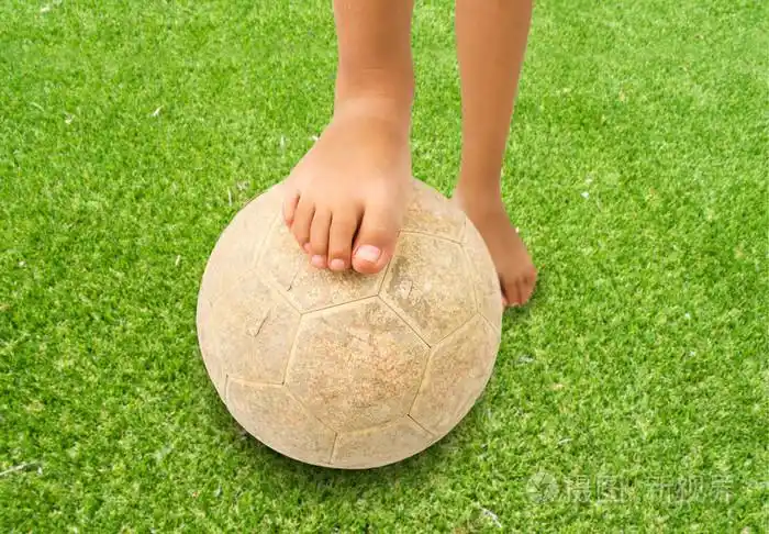 赤脚的孩子踢足球