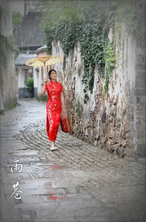 古镇小巷的旗袍女子