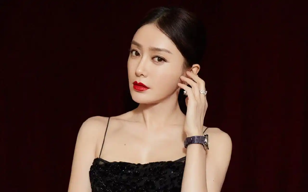 秦岚性感婀娜写真桌面壁纸.秦岚身穿alexperry黑色长裙搭配@giuseppez