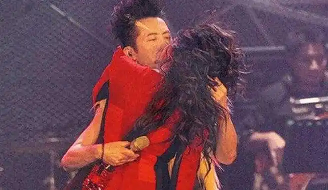 吴莫愁和哈林结婚照接吻图 没有作出过回应和解释