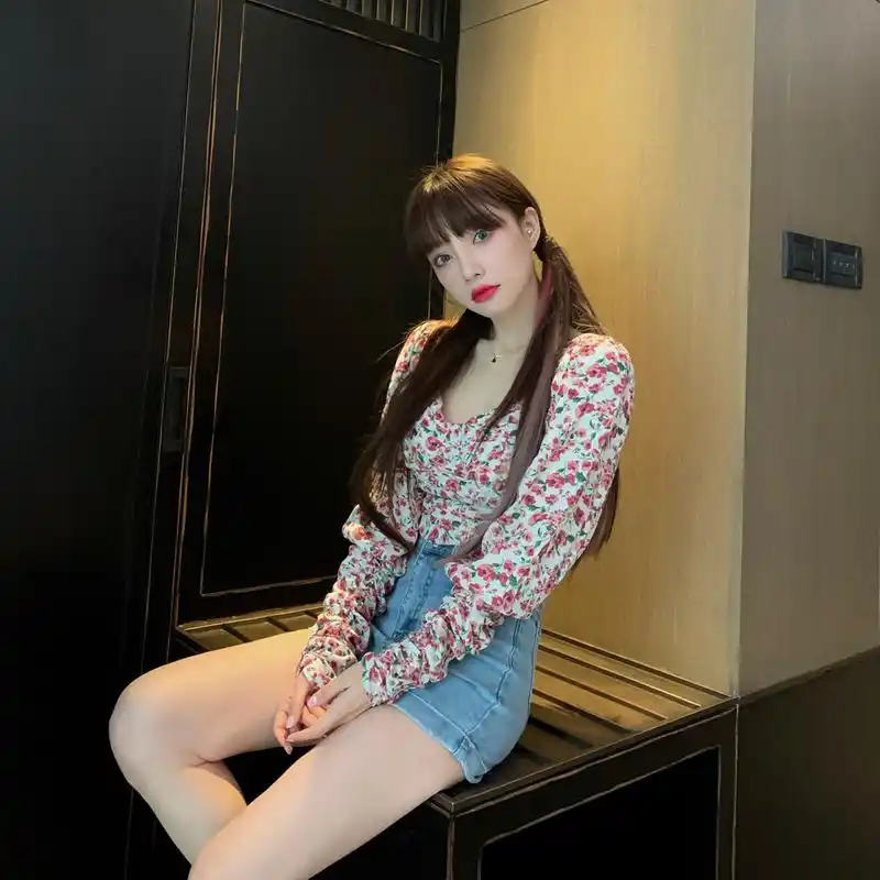 李小璐穿碎花上衣拍写真,秀完美锁骨细腰美背,扎双马尾俏皮可爱