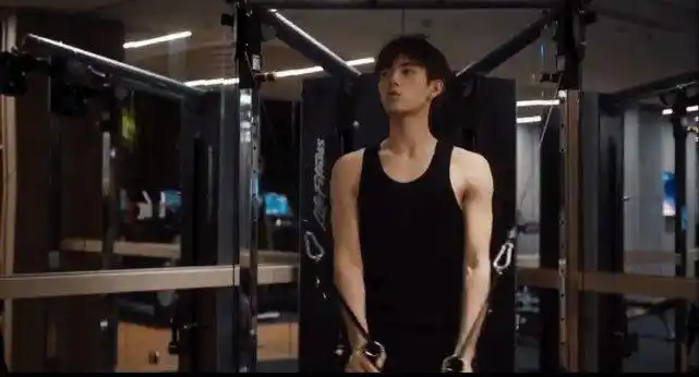 陈飞宇健身vlog曝光满满男友力自律帅气手臂肌肉引人关注